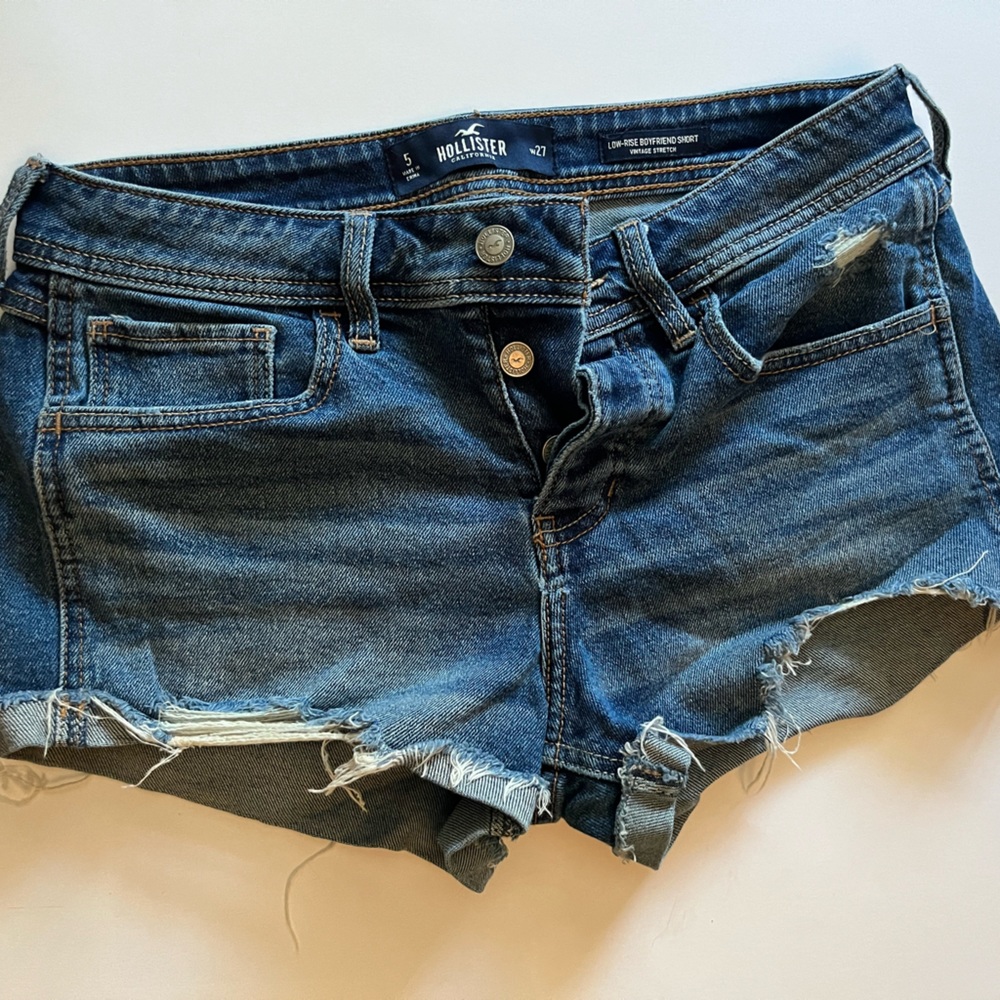 Hollister Low-Rise Boyfriend Short - Jean Button Up Frayed